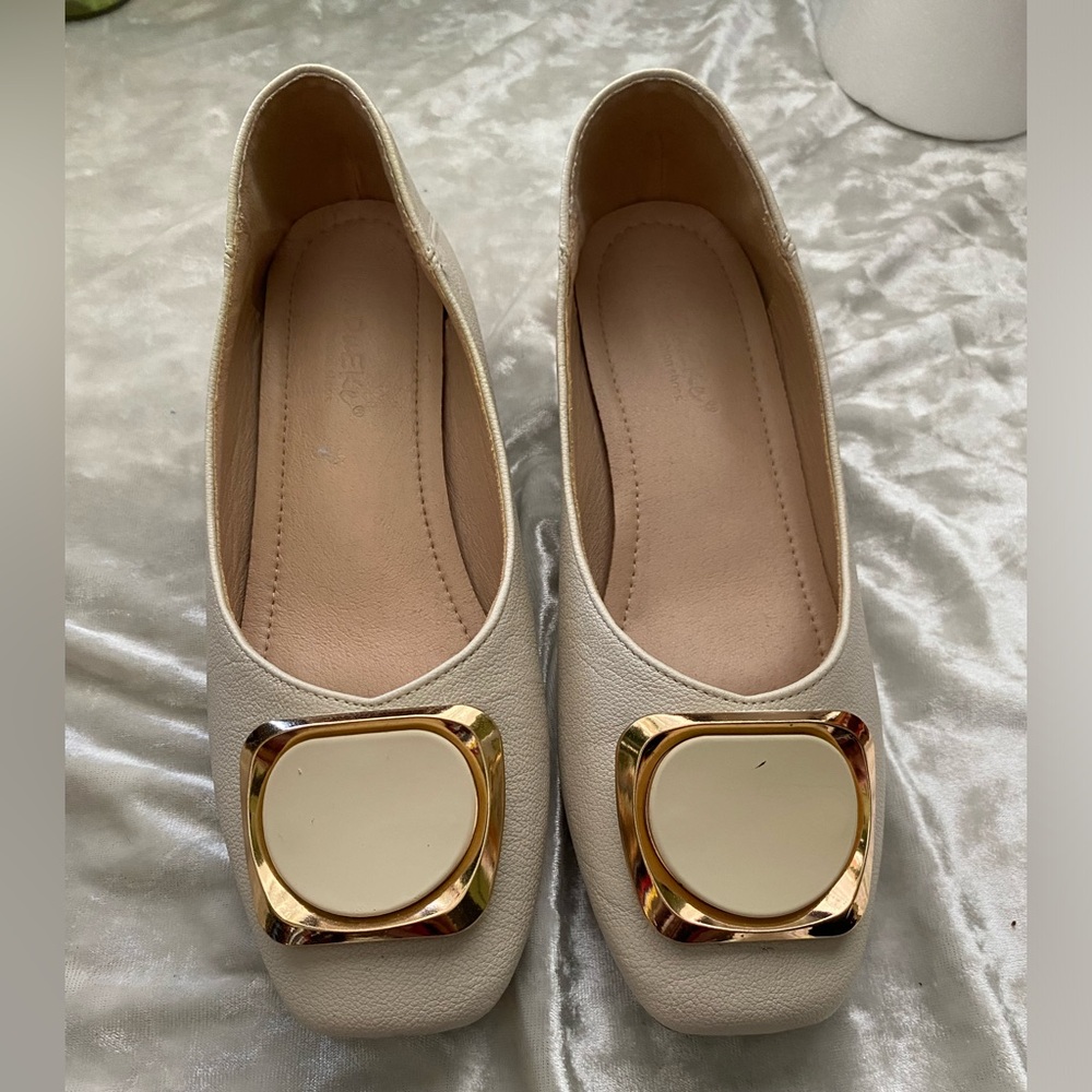 ADORABLE VINTAGE CREAM AND GOLD BUCKLE FLATS